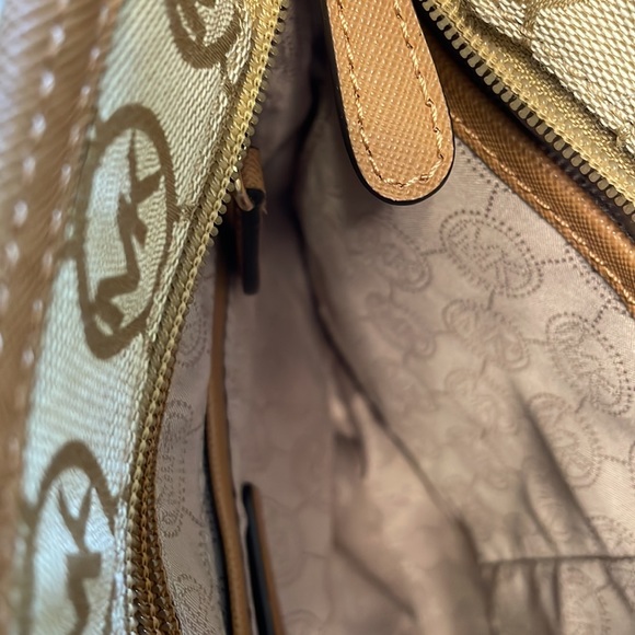 New with out tags. Michael Kors crossbody.  never used. - Picture 5 of 11